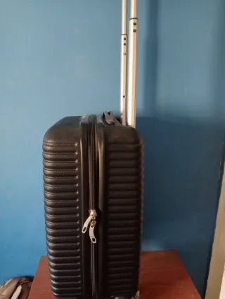 Maleta negra con ruedas