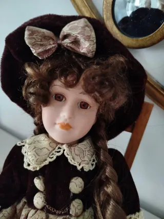 Muñeca de porcelana antigua con mecedora