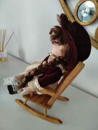 Muñeca de porcelana antigua con mecedora