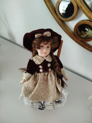 Muñeca de porcelana antigua con mecedora