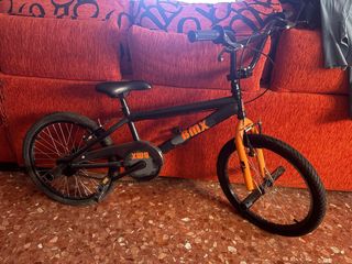 Bicicleta BMX Negra y Naranja