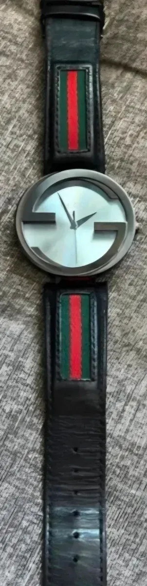 Orologio Gucci con cinturino a righe