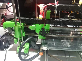 Impresora 3D Negra y Verde