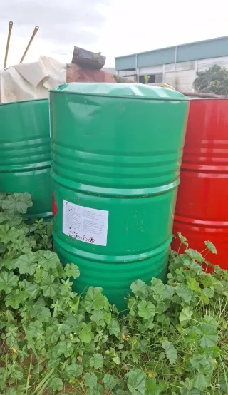 Barril de metal verde