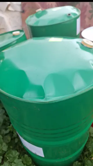 Barril de metal verde