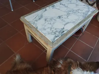 Mesa de centro de mármol y madera