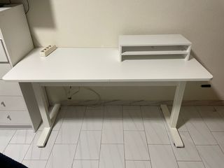 Mesa de escritorio blanca