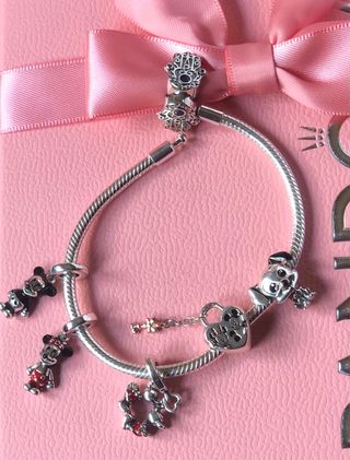 Pulsera Pandora con varios charms con su caja