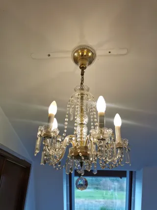 Lámpara de araña de cristal dorada