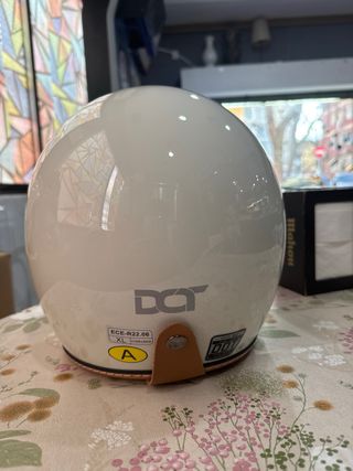 Casco de moto vintage crema y marrón