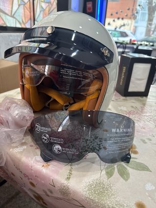 Casco de moto vintage crema y marrón