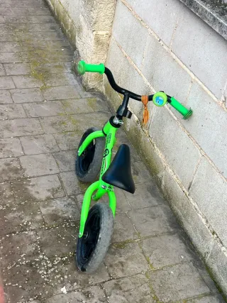 Bici de equilibrio verde para niños