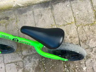 Bici de equilibrio verde para niños