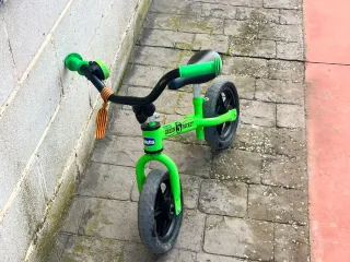 Bici de equilibrio verde para niños