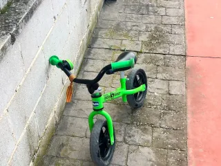 Bici de equilibrio verde para niños