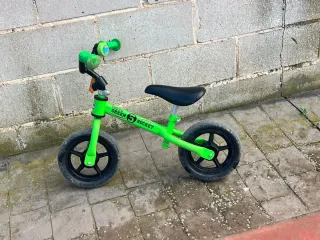 Bici de equilibrio verde para niños