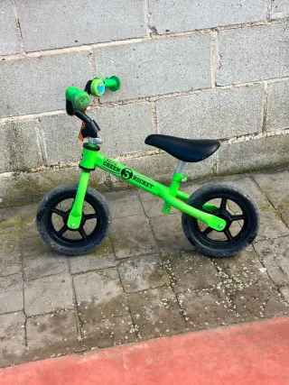 Bici de equilibrio verde para niños