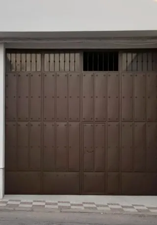 Puerta de garaje marrón