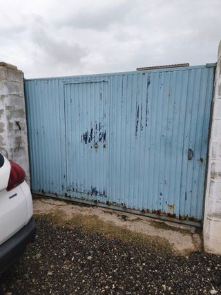 Puerta de hierro azul