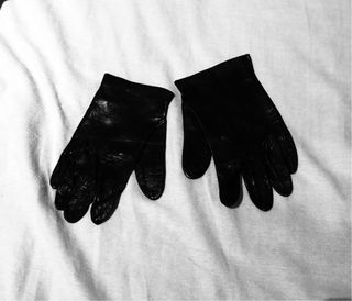 Guantes de piel negros