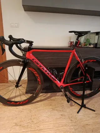Bicicletta da strada Cannondale rossa