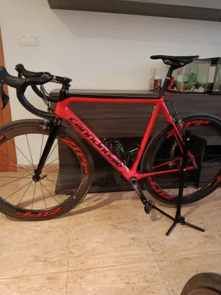 Bicicletta da strada Cannondale rossa
