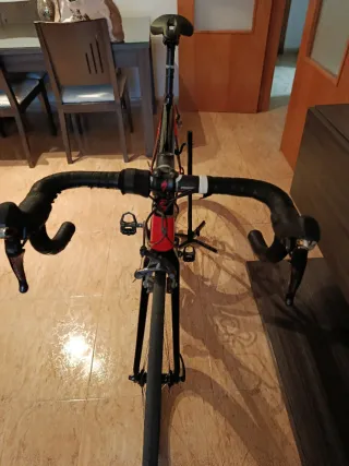 Bicicletta da strada Cannondale rossa