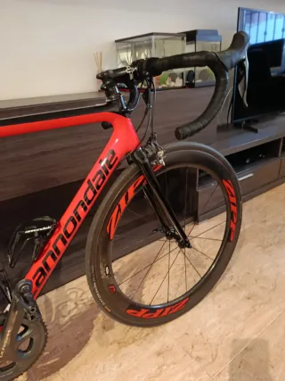 Bicicletta da strada Cannondale rossa
