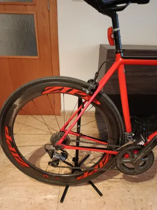 Bicicletta da strada Cannondale rossa