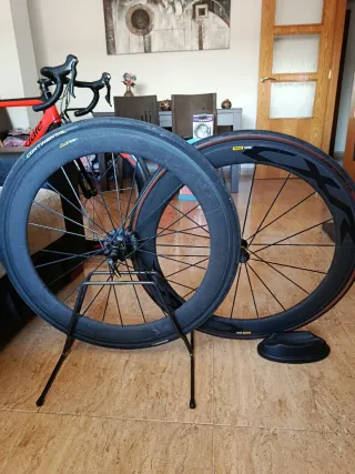 Bicicletta da strada Cannondale rossa