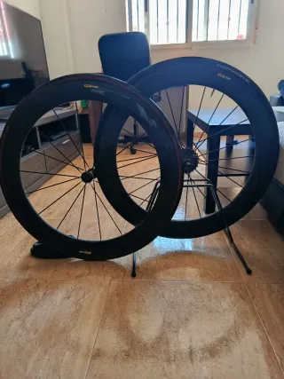 Bicicletta da strada Cannondale rossa