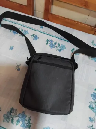 Bolso bandolera gris con asa regulable