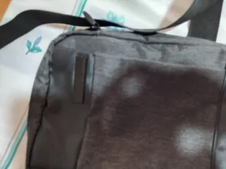 Bolso bandolera gris con asa regulable