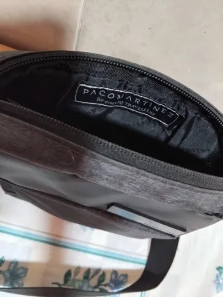 Bolso bandolera gris con asa regulable