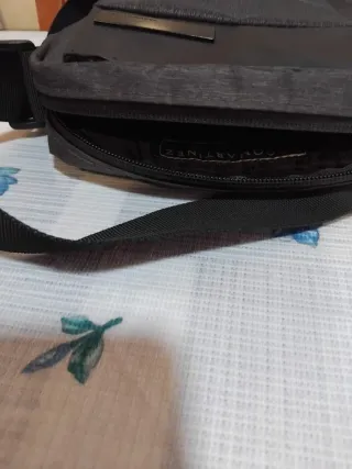 Bolso bandolera gris con asa regulable