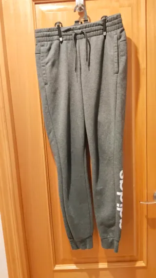 Pantalón chándal Adidas gris letras moradas