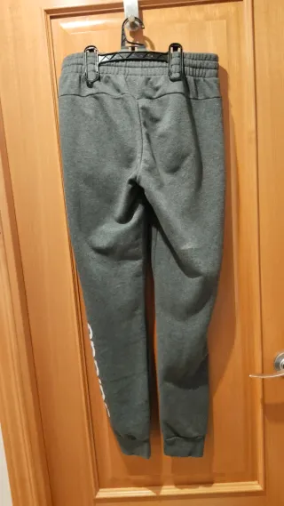 Pantalón chándal Adidas gris letras moradas