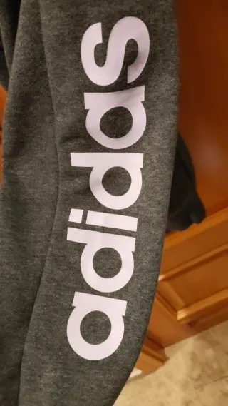 Pantalón chándal Adidas gris letras moradas