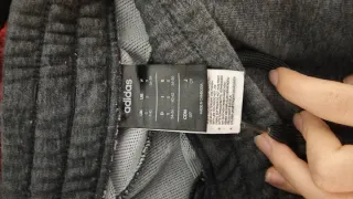 Pantalón chándal Adidas gris letras moradas