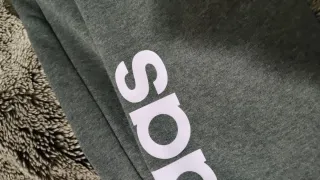 Pantalón chándal Adidas gris letras moradas