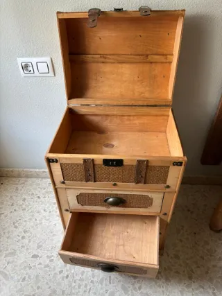 Mesa auxiliar de madera y mimbre