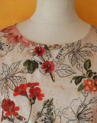 Blusa floral NUEVA talla L