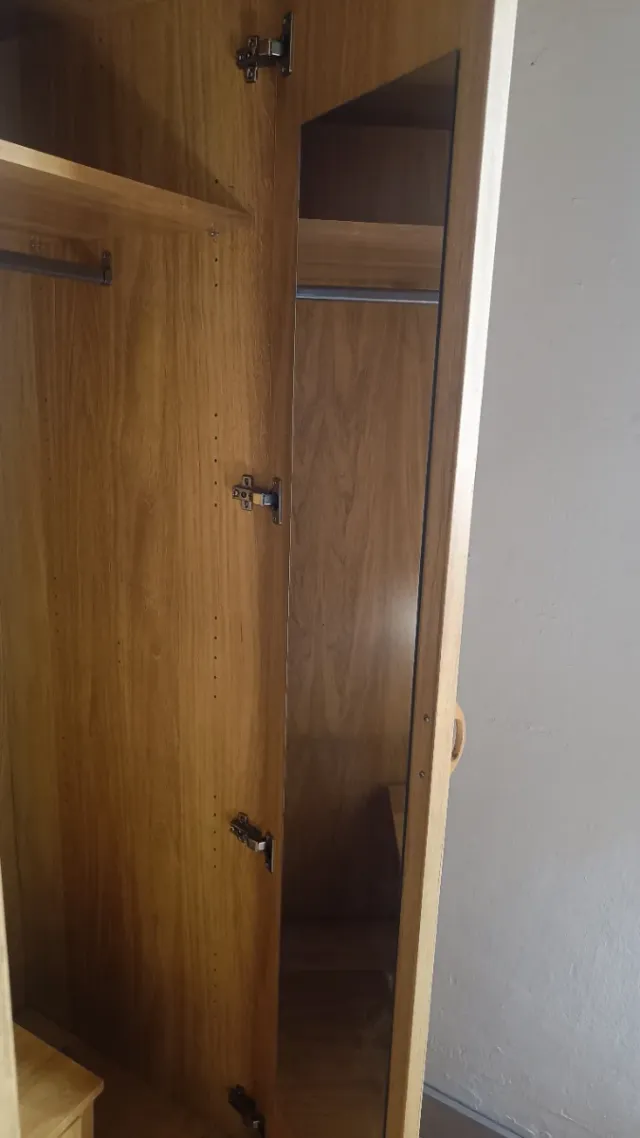 Armario Alto con colgador y estanterias.