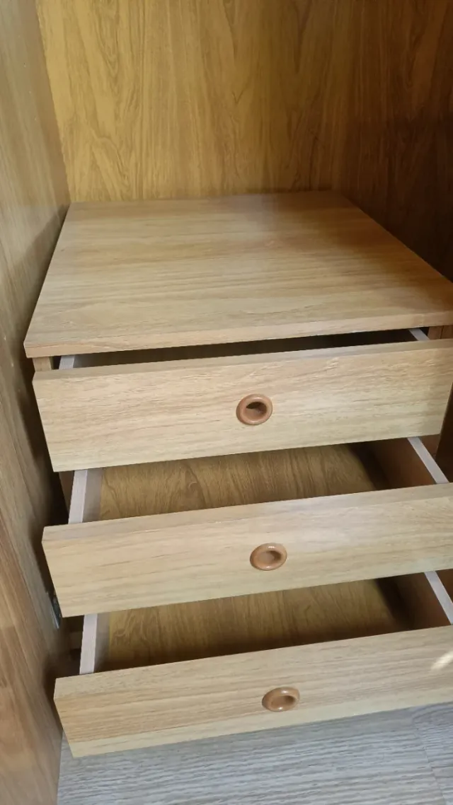 Armario Alto con colgador y estanterias.