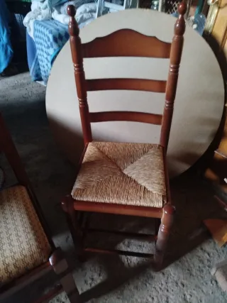 Silla de madera color nogal