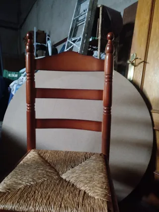 Silla de madera color nogal