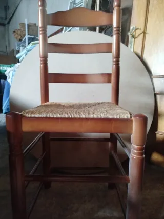 Silla de madera color nogal