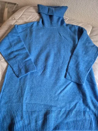 Jersey largo oversize cuello alto azul de Mango