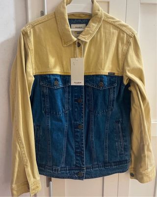 Cazadora vaquera Pull&Bear azul y amarilla