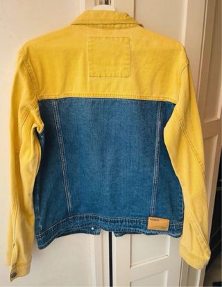 Cazadora vaquera Pull&Bear azul y amarilla